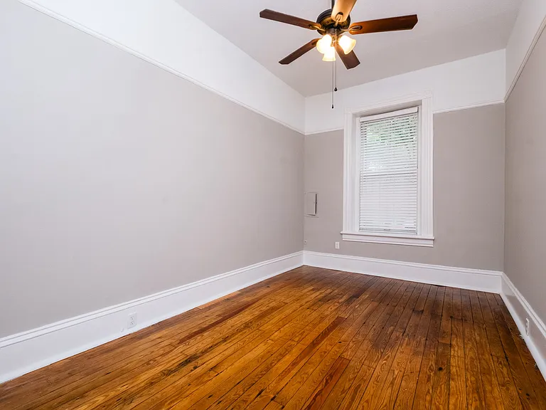 221 E 10th St #1 — Photo 19