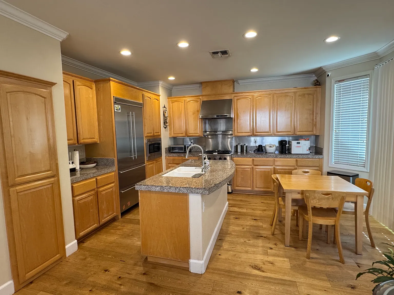 4 bed, 2.5 bath, 1995 sqft, $4,600 — Photo 2