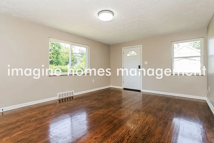 3 bed, 1.5 bath, 1137 sqft, $2,265 — Photo 3