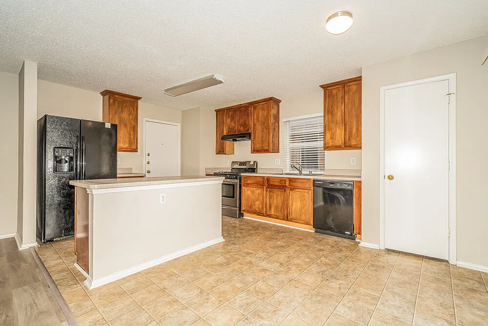 4 bed, 2.0 bath, 2465 sqft, $2,610 — Photo 4