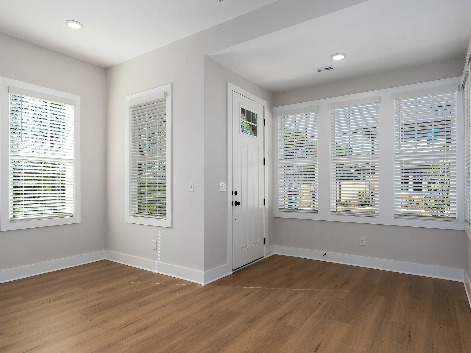 3 bed, 3.5 bath, 1636 sqft, $3,200 — Photo 4
