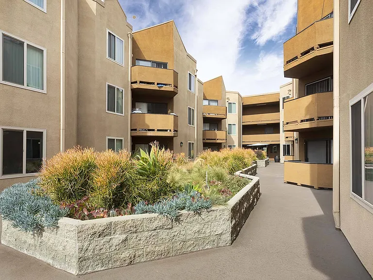 Encino Palms Apartments — Photo 11