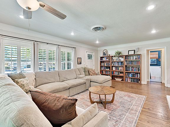 4th image of 1706 W Myrtle Avenue