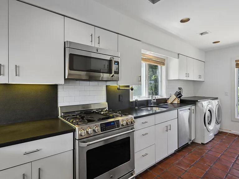 726 Flying Point Rd — Photo 15