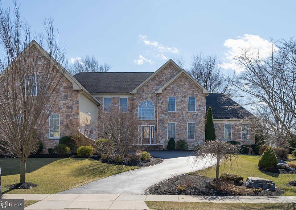 1st image of 129 Trotter Dr W