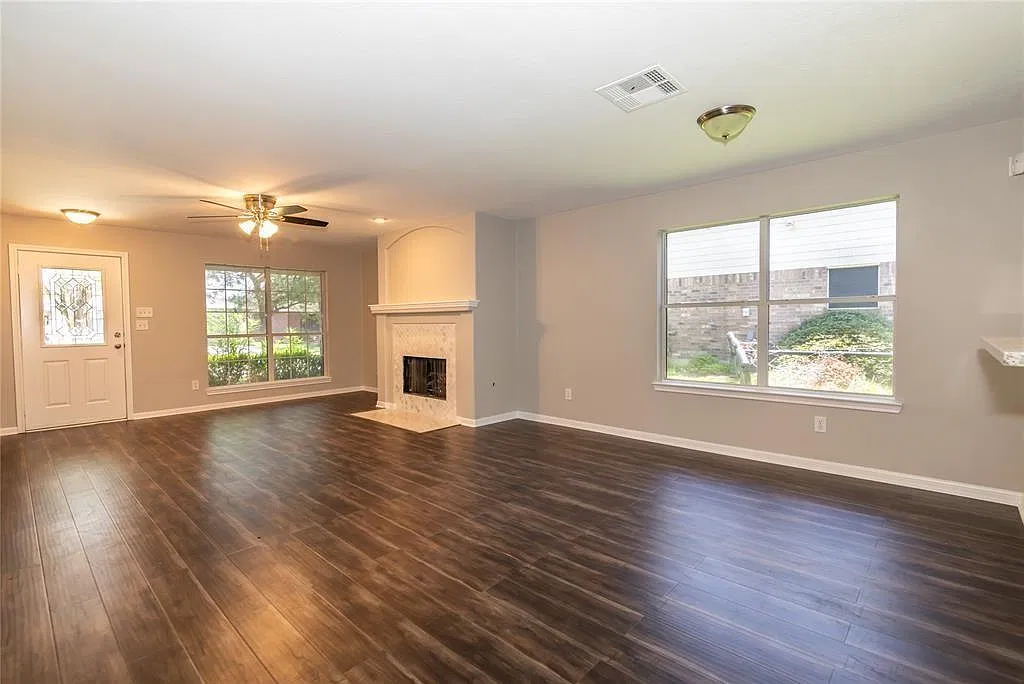 4 bed, 2.5 bath, 2651 sqft, $2,500 — Photo 3