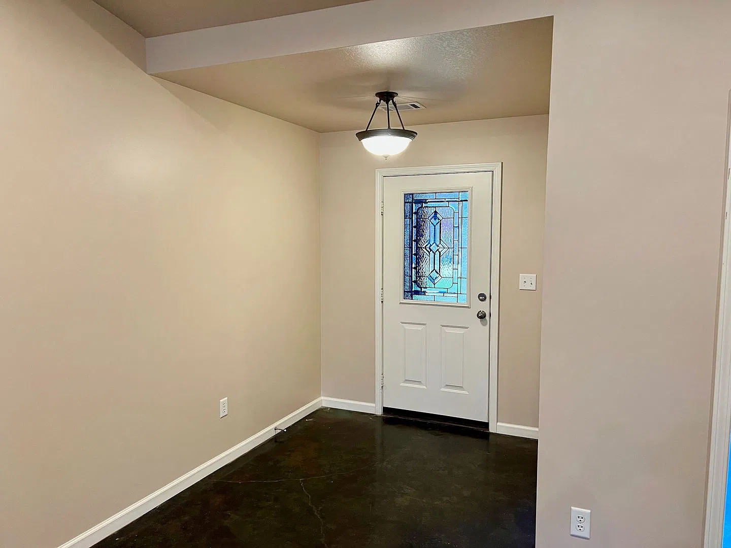 3 Bed, 2 Bath Brick Home with Two-Car Garage, Jetted Tub, and Fenced Yard — Photo 3