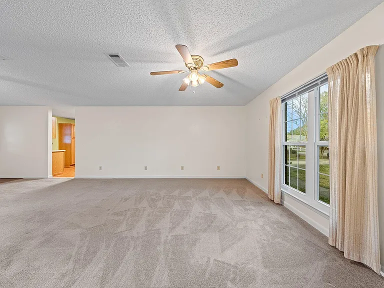 122 Beach Dr — Photo 5