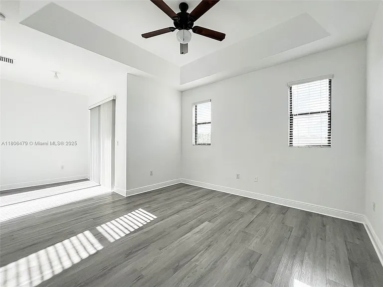 639 NE 33rd Ter — Photo 27