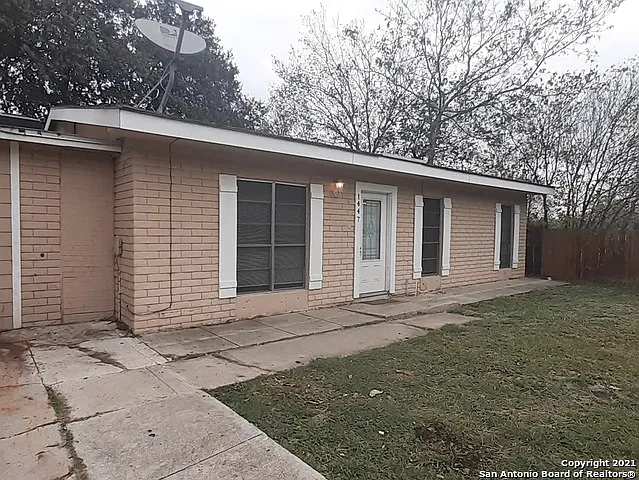 3 bed, 1.0 bath, 1163 sqft, $1,400 — Photo 2