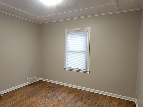 4th image of 2072 Fremont Ave E