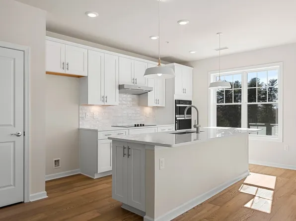 320 Martins Lndg #401, North Reading, MA 01864