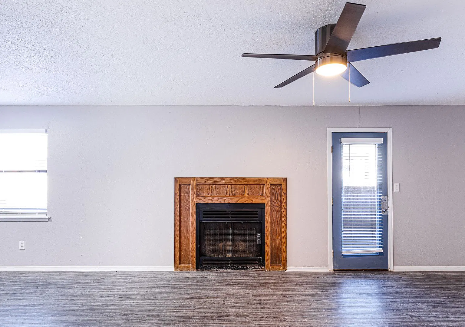Oversized 1 Bedroom - 1 Bathroom Apartment Home — Photo 4