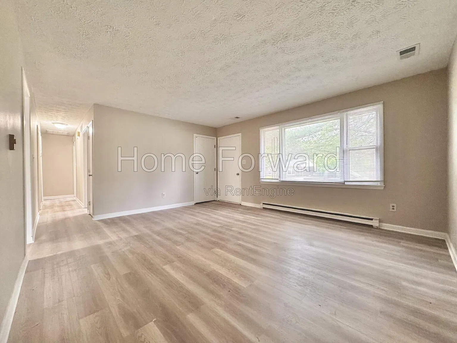 3 bed, 1.0 bath, 1040 sqft, $1,600 — Photo 3