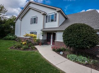 572 Pewaukee Rd, Pewaukee, WI 53072