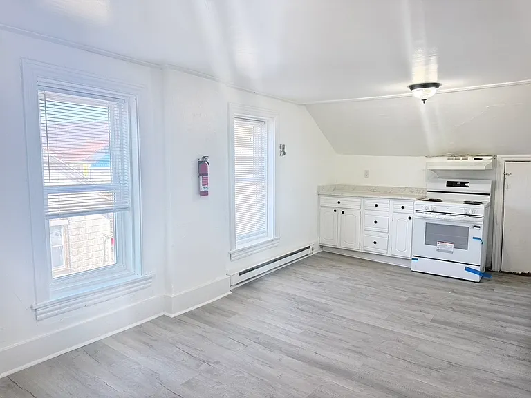 100 E Market St — Photo 3