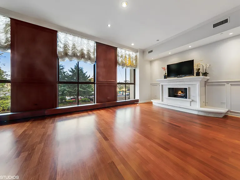 310 S Michigan Ave #202 — Photo 3