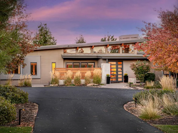 61612 Hosmer Lake Dr, Bend, OR 97702