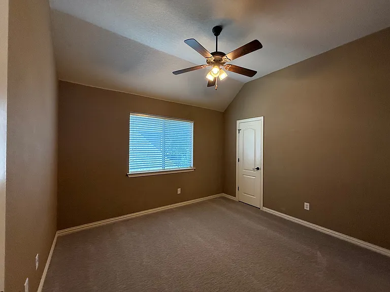 2207 Canterbury Dr — Photo 16