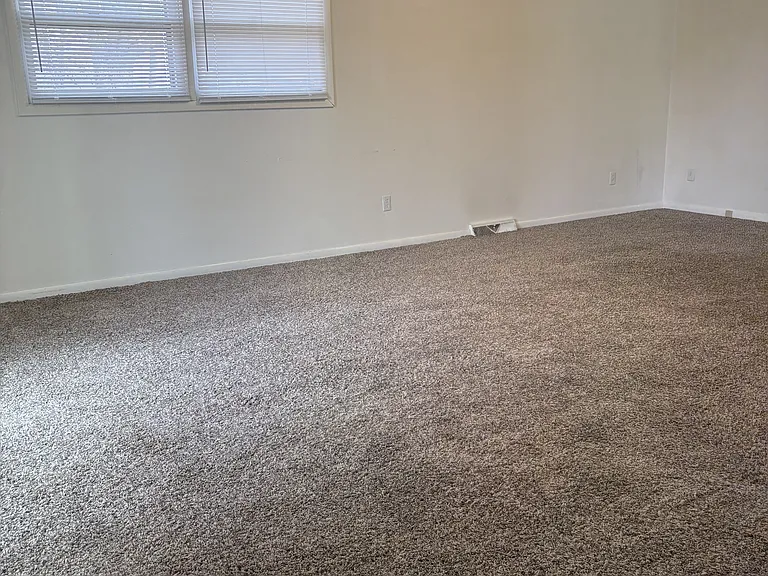 408 Amherst Dr — Photo 2