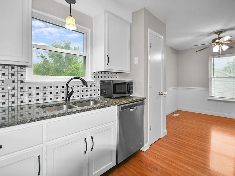 706 Green Valley Ct — Photo 6