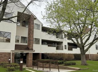 30450 Orchard Lake Rd Unit 73, Farmington, MI 48334