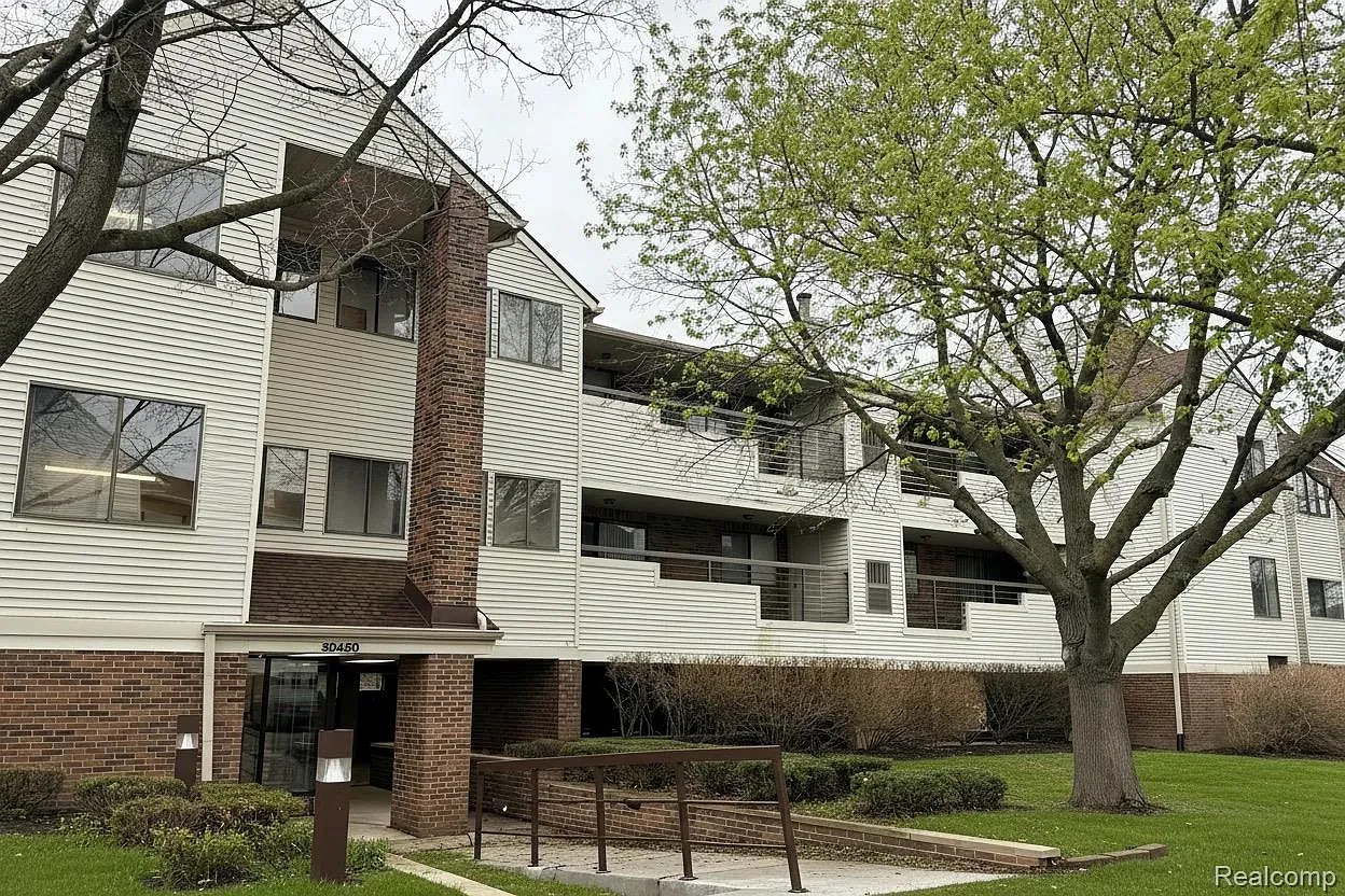 30450 Orchard Lake Rd Unit 73 photo 1