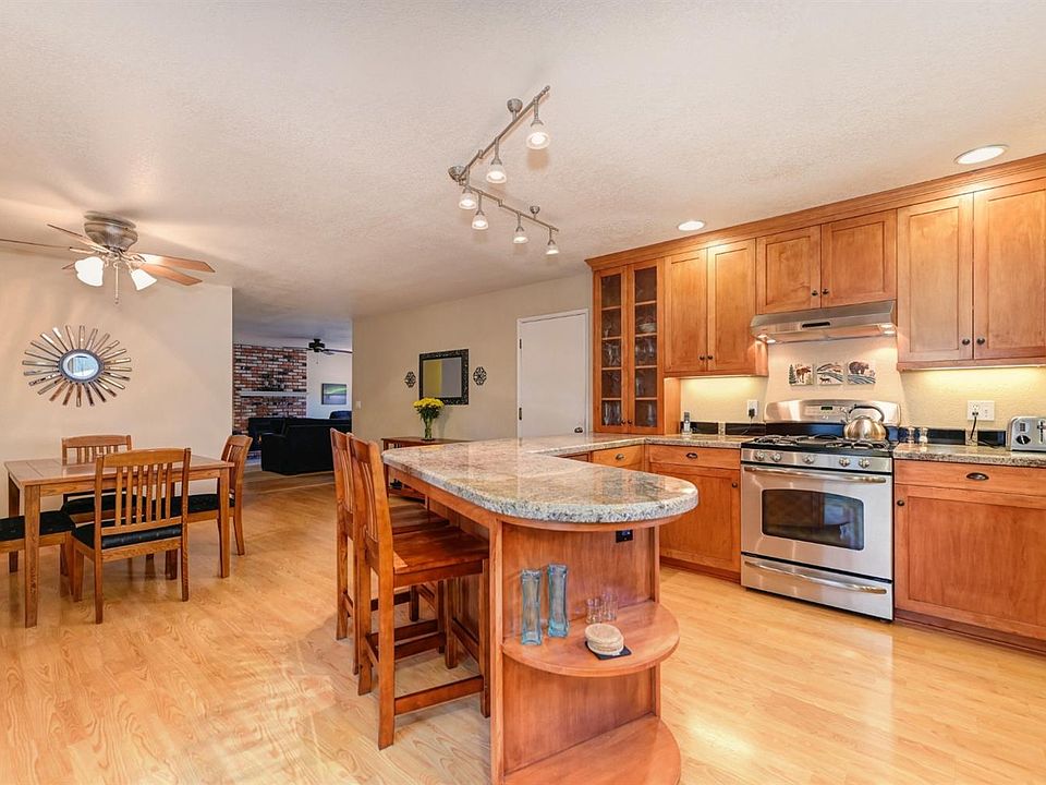 1st image of 105 Meadowlark Ct