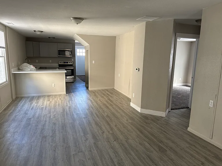 1452 Saulcy St — Photo 3