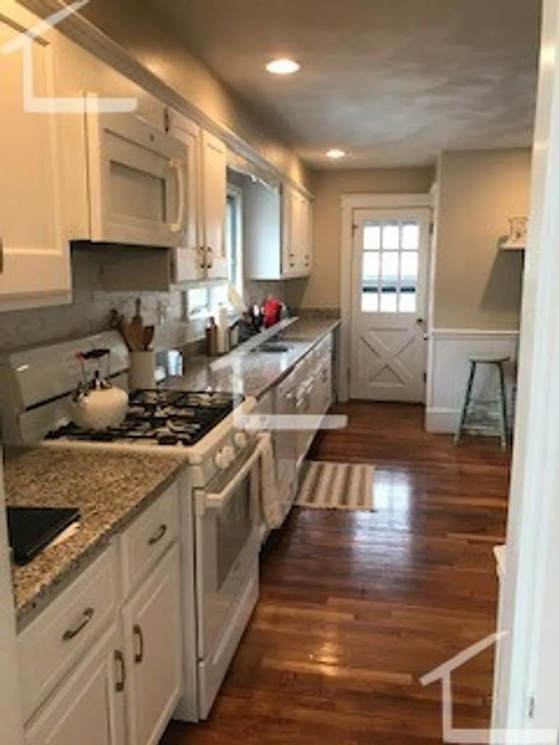 Avl 9/1 No Fee! Spacious 3BR/2BA in Lower Allston! — Photo 4