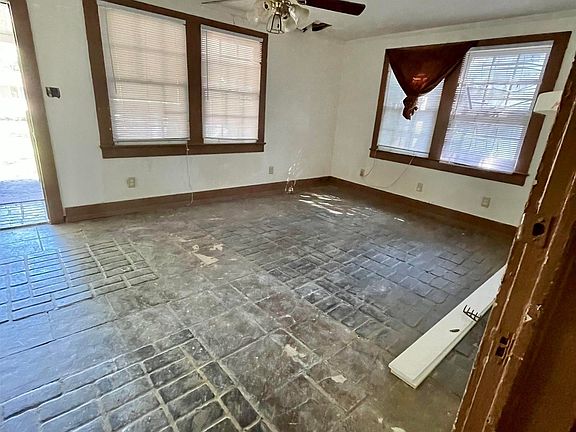 3rd image of 3224 Byron St
