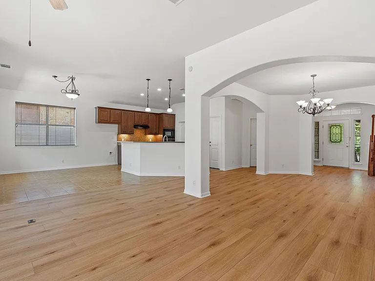 209 Canterbury Dr — Photo 5