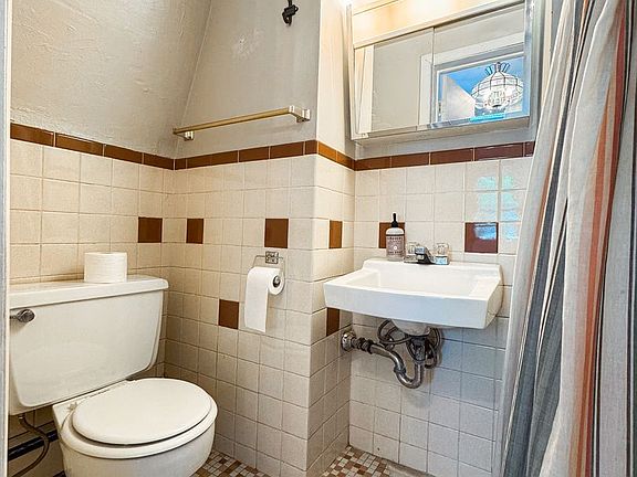 5th image of 152 E Johnson St APT 8