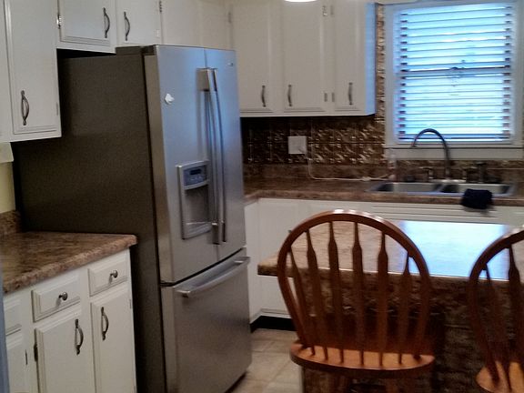 kitchen with island bar 