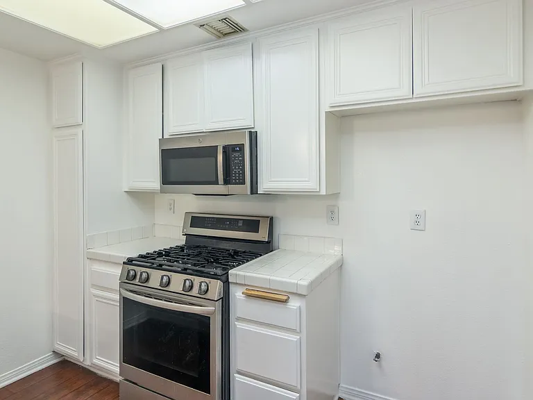 16940 Chatsworth St #106 — Photo 8