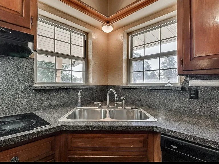 629 Montreal Dr — Photo 9