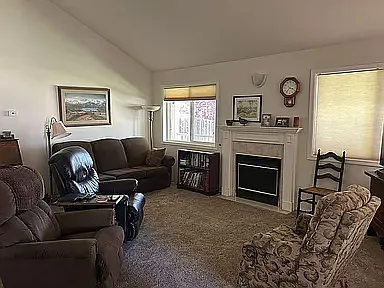 935 Elkhorn Dr — Photo 4