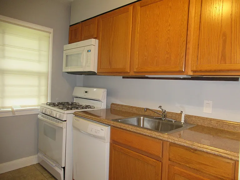1419 Winston Ave — Photo 9