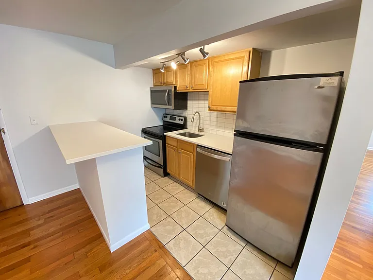 W 3rd Ave 85 NPR — Photo 11