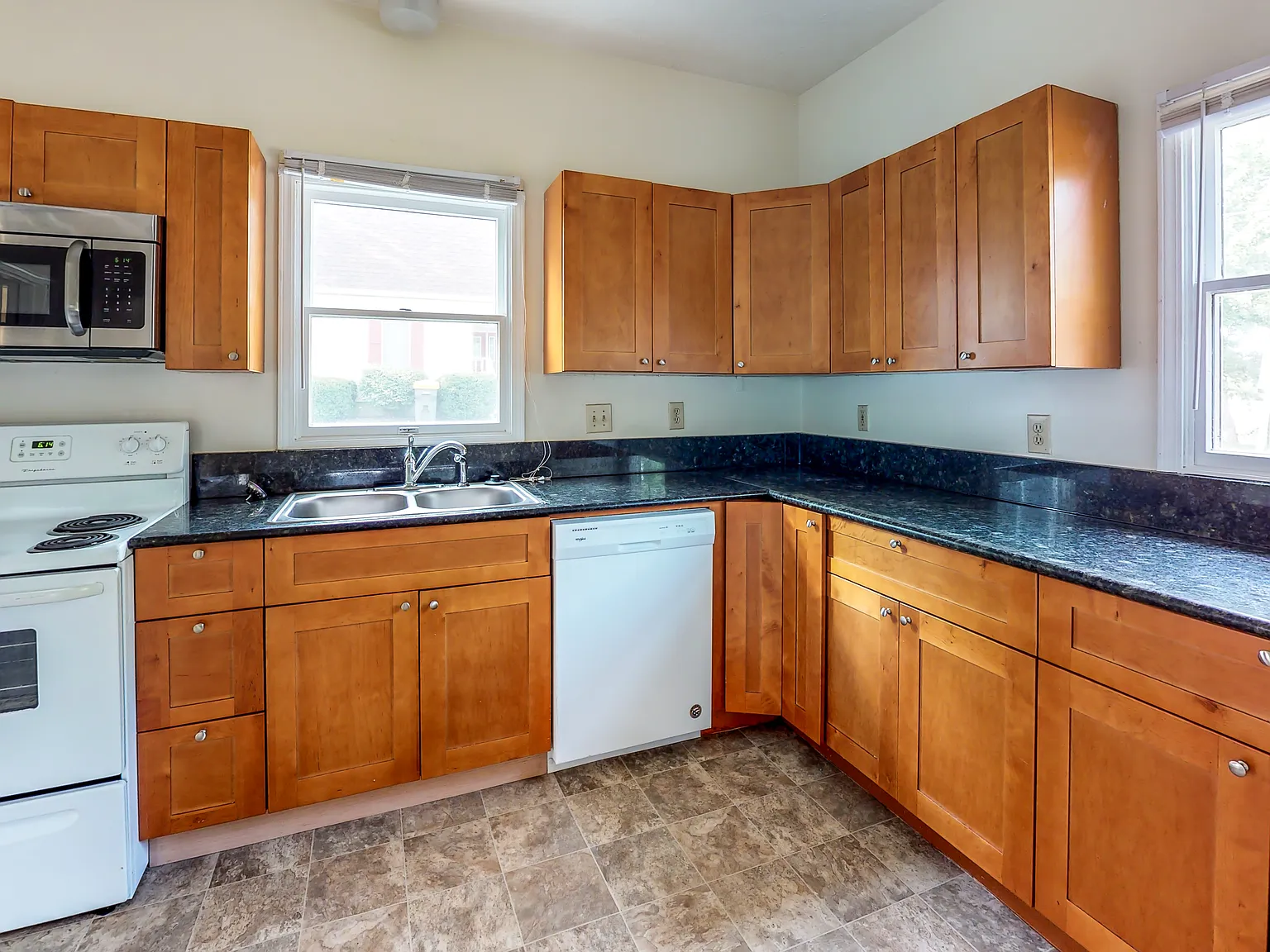 5 bed, 2.0 bath, 1467 sqft, $2,950 — Photo 2