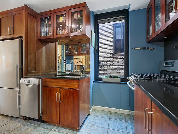 3rd image of 215 W 95th St APT 6M