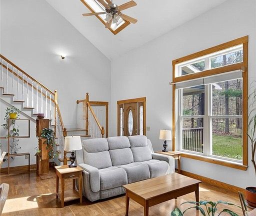 4th image of 366 Hurd Rd
