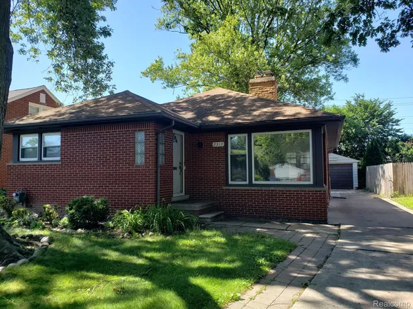 2313 Stanhope St, Grosse Pointe Woods, MI 48236