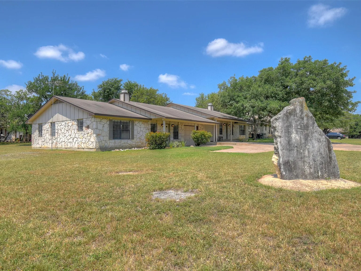 3 bed, 2.0 bath, 2592 sqft, $1,795 — Photo 1