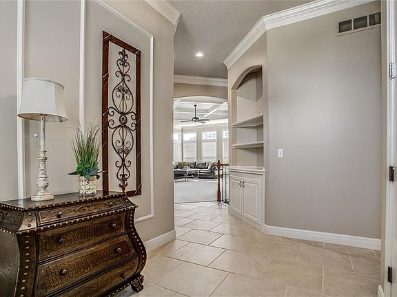 3rd image of 405 NW Greenview Dr