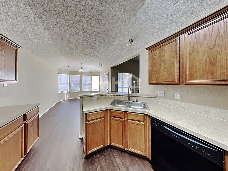 904 Crowder Dr — Photo 4