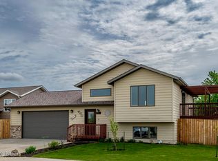 908 16th Ave E, Dickinson, ND 58601