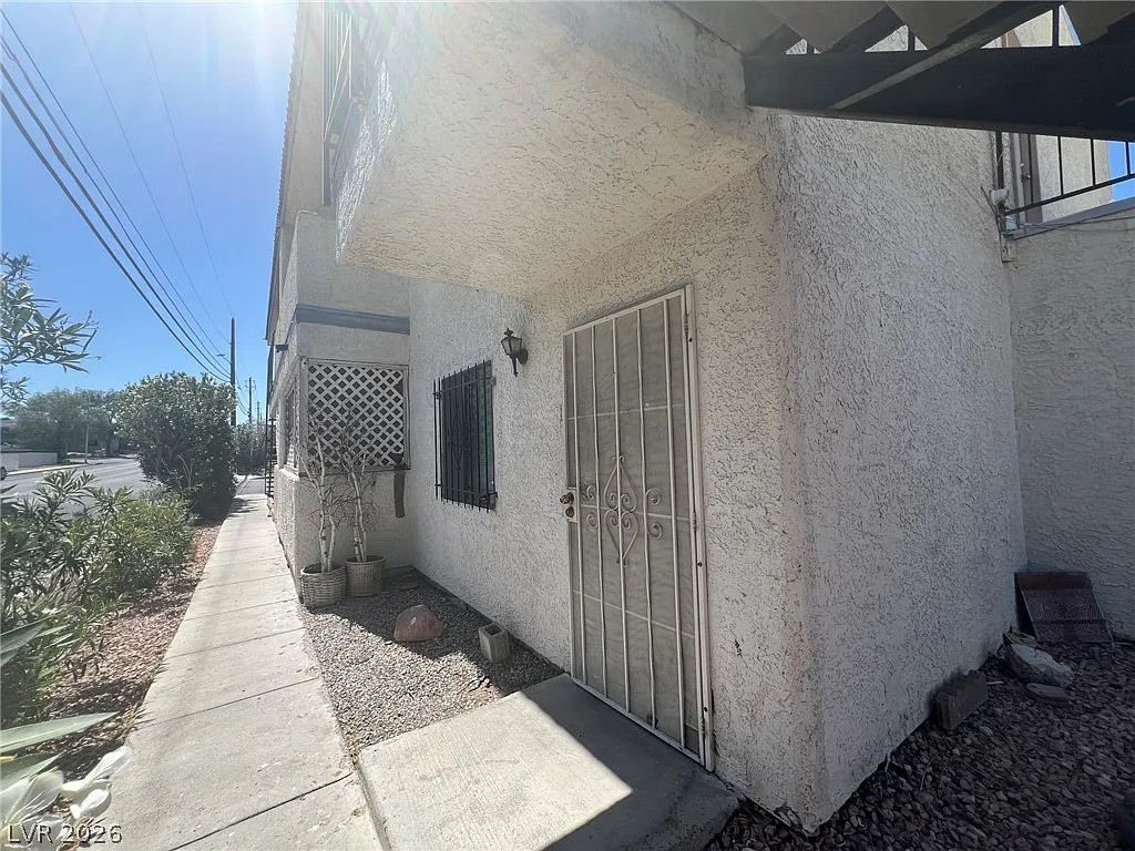 2 bed, 2.0 bath, 4232 sqft, $1,050 — Photo 2