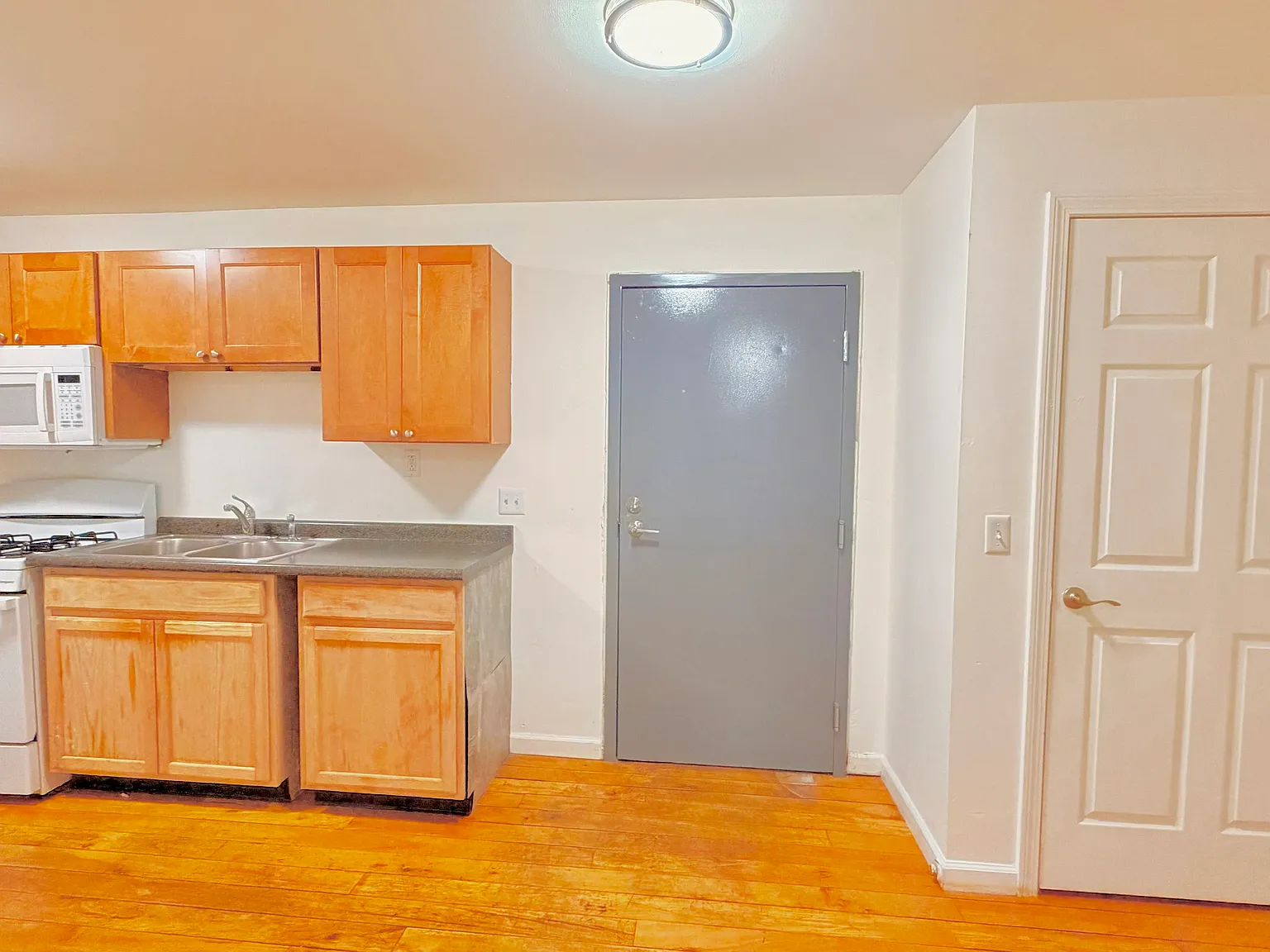 325 Main St — Photo 2
