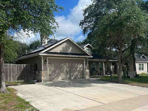 2nd image of 2415 Country Oaks Cir